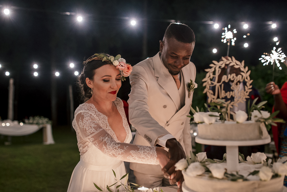 wedding photographer tuscany italy cake cutting
